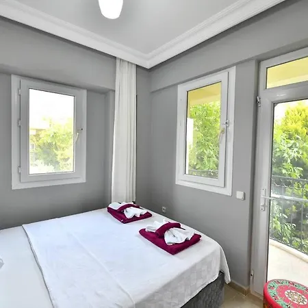 Villa Oeluedeniz'de 3+1 Muestakil